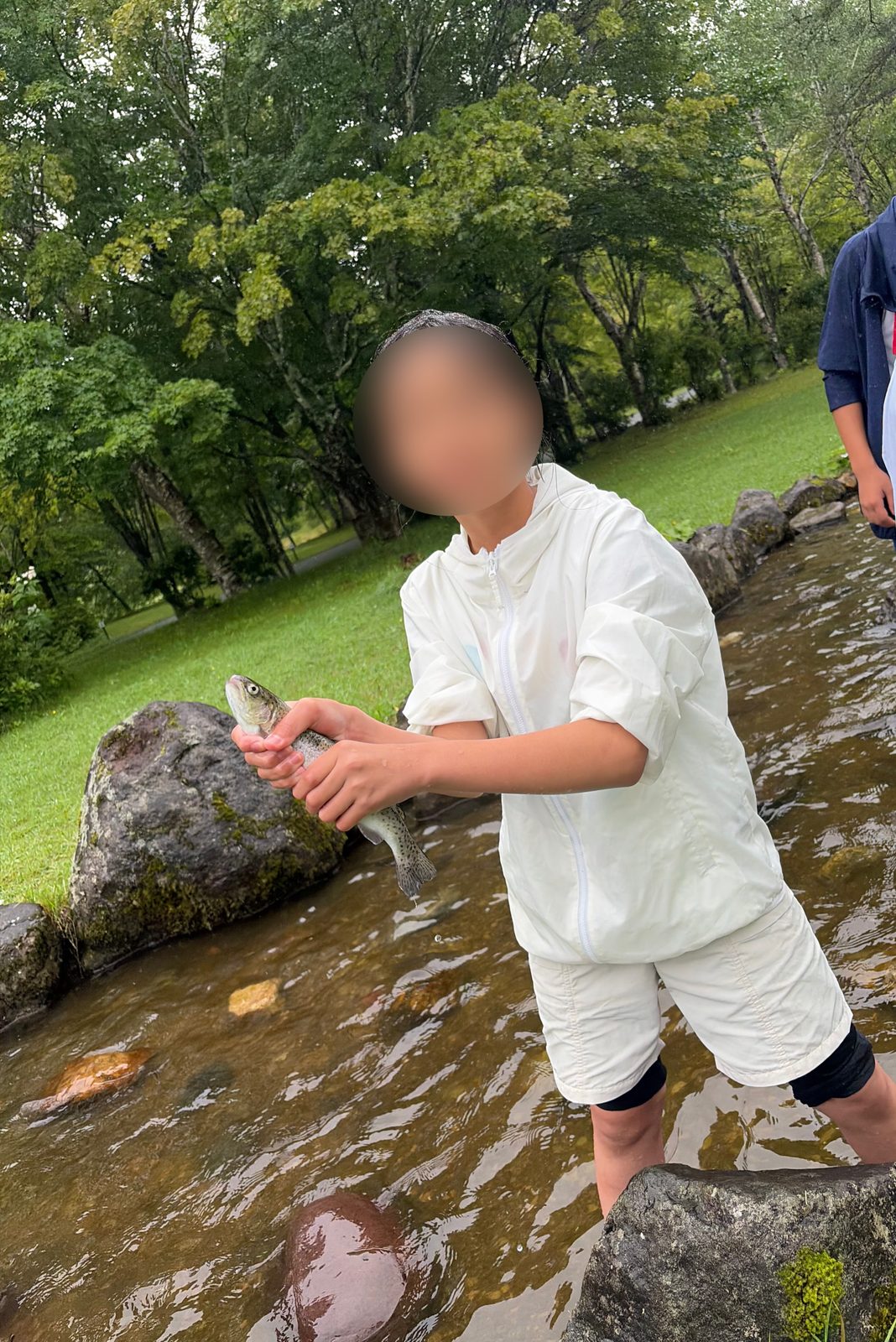 沢で魚をつかみ取りした参加者